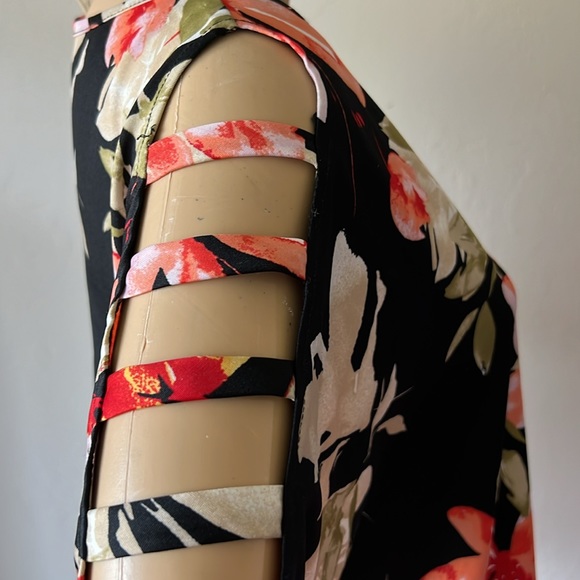 Black floral cut out sleeve top. Size large - Picture 5 of 11